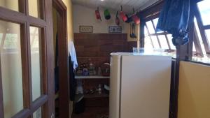 uma cozinha com um frigorífico branco num quarto em Ca'n Solar 2 em Búzios