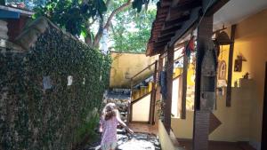 uma menina a descer um passeio ao lado de uma parede em Ca'n Solar 2 em Búzios
