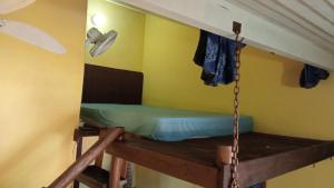 een kamer met een stapelbed met een schommel bij Ca'n Solar 2 in Búzios