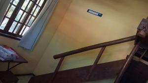 een trap in een kamer met een bord aan de muur bij Ca'n Solar 2 in Búzios