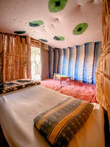 Postel nebo postele na pokoji v ubytování Oasis Desert Camp Obira