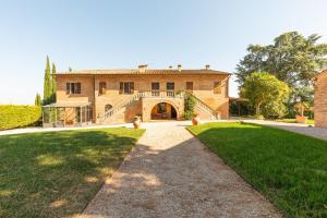 uma vista exterior de uma casa grande com uma entrada em Appartamento Moraiolo em Montepulciano