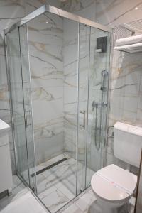 La salle de bains est pourvue d'une douche et de toilettes. dans l'établissement Hotel Premium, à Jajce