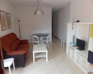 ein Wohnzimmer mit einem Sofa und einem Tisch in der Unterkunft Taravilla 26 2 dormitorios 1 in Puerto de Mazarrón