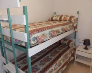 1 Schlafzimmer mit 2 Etagenbetten und einem Teppich in der Unterkunft Taravilla 26 2 dormitorios 1 in Puerto de Mazarrón