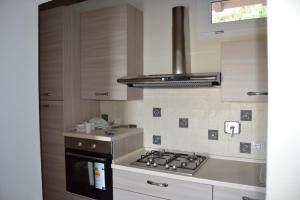 een keuken met een fornuis en een fornuis top oven bij La Casa Di Ninetta in Rio Marina
