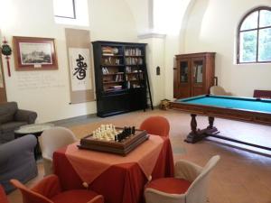 Country House Le Torri di Porsenna tesisinde bir bilardo masası