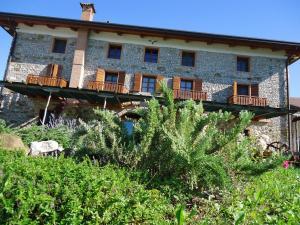 un edificio con balcones en un lateral en Agriturismo Al Gelso, en Risano