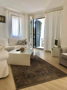 a living room with a white couch and a table at Casita Verdi Evleri in Yalıkavak