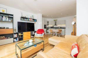 sala de estar con sofá, TV y mesa en Cosy 2 bed flat in central Bristol on river Avon, en Bristol