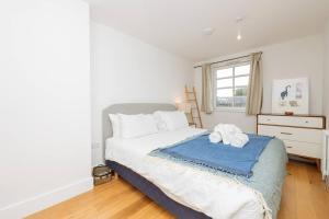 um quarto com uma cama com duas toalhas em Cosy 2 bed flat in central Bristol on river Avon em Bristol