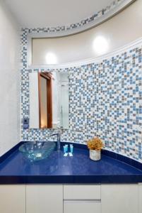 W łazience znajduje się niebieska umywalka i lustro. w obiekcie Apartment Near Picasso Museum w Maladze