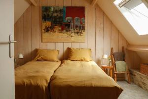 Un dormitorio con dos camas en un ático. en Vrijvakantiehuis Duinweg 2b, en Oostkapelle