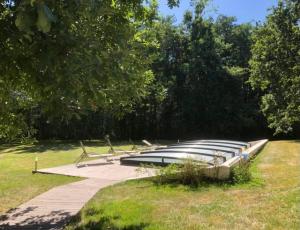 una fila de barcos alineados en un parque en Eco-gîte en pleine nature, en Lisle-sur-Tarn