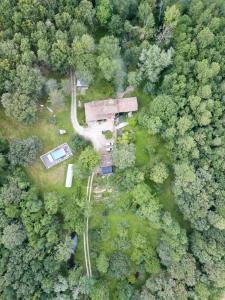 eine Luftansicht eines Hauses im Wald in der Unterkunft Eco-gîte en pleine nature in Lisle-sur-Tarn