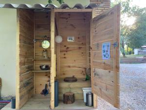 eine Holzsauna mit einer Holzwand und einer Tür in der Unterkunft Eco-gîte en pleine nature in Lisle-sur-Tarn