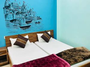 duas camas num quarto com um quadro na parede em Lotus Paying Guest house em Varanasi