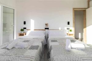 2 camas en un dormitorio con paredes blancas en Villa Sofía Maspalomas, en San Bartolomé 37 fotos más