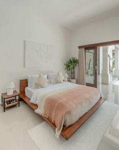 - une chambre blanche avec un grand lit et une fenêtre dans l'établissement AMAZING 3 BDR Canggu Villa in ULTIMATE location, à Canggu