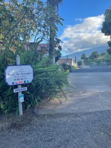 um sinal de rua no lado de uma estrada em Casas La Principal em San Pedro