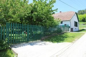 Vonkajšia záhrada v ubytovaní Patrícia Pihenőház