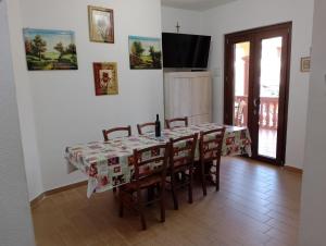 A television and/or entertainment centre at Casa Albina
