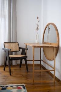 une table et une chaise à côté d'une table et d'un miroir dans l'établissement Malarskie Atelier, à Toruń