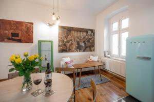 een woonkamer met een tafel met bloemen erop bij Malarskie Atelier in Toruń