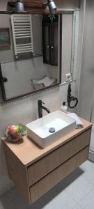 La salle de bains est pourvue d'un lavabo et d'un miroir. dans l'établissement Descanso en Burgozarre, à Mungia