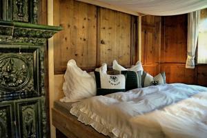1 dormitorio con 1 cama en una habitación con paredes de madera en Widum Obernberg Nikolaus Bergsuite, en Obernberg am Brenner