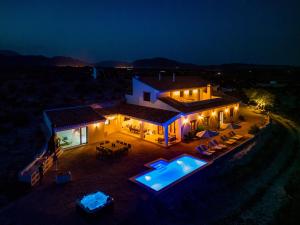 una vista aérea de una casa con piscina por la noche en Casa Lua Galera, en Galera