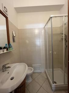 een badkamer met een douche, een wastafel en een toilet bij Girasole room Sperlongaresort in Sperlonga