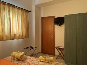 una camera con letto e armadio in legno di Girasole room Sperlongaresort a Sperlonga
