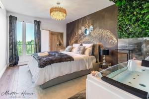 1 dormitorio con 1 cama grande y bañera en Gout de luxe à Narbonne T3 Climatisé, Spa, Parking en Narbona
