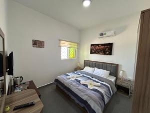 Un dormitorio con una cama con flores. en Petra Pass Hostel, en Wadi Musa