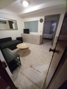 ein Wohnzimmer mit Sofa und Tisch in der Unterkunft Residenze Amelia in Parma