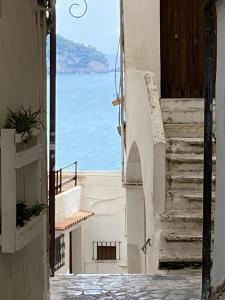 een uitzicht op de oceaan vanuit een steegje bij Glicine room Sperlongaresort in Sperlonga