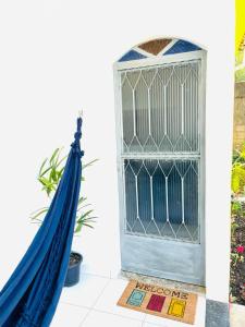 - un hamac bleu à côté d'une porte avec fenêtre dans l'établissement Carvalho de Muriqui, à Mangaratiba