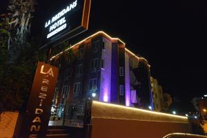 ein Gebäude mit lila Lichtern in der Nacht in der Unterkunft La Rezidans Hotel in Antalya