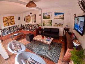 a living room with a couch and a table at Pousada e Hostel Barra da Tijuca in Rio de Janeiro