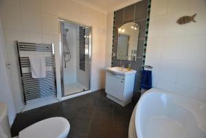 Koupelna v ubytování Sandy Sorlands Beach House- stunning seaside home + 24 fotografií