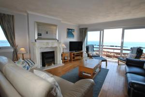 TV a/nebo společenská místnost v ubytování Sandy Sorlands Beach House- stunning seaside home