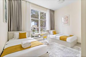 Postel nebo postele na pokoji v ubytování StoneTree - Furnished 2 BR with Maids Room in Dubai Marina