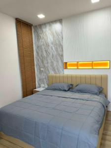 um quarto com uma grande cama azul num quarto em Miramonti Pool Villa เขาใหญ่ em Wangkata