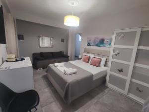 A bed or beds in a room at Studio Santa Monica