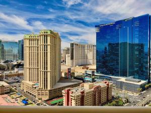 uitzicht op een stad met vele hoge gebouwen bij Strip View Balcony Suites - No Resort Fee ! in Las Vegas