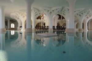 a pool of water in the middle of a building at Marusius Apartmanház in Makó