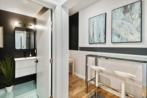 A bathroom at Equidistant Of World Famous Piedmont Park Luxury King Bed