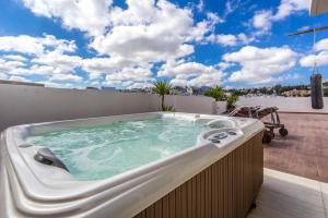 einem Whirlpool auf dem Dach eines Gebäudes in der Unterkunft Shared living with host - Private room in Penthouse with Pool, Hot-tub and Sea-view in Taʼ Ġokondu