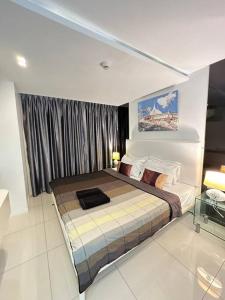 a bedroom with a large bed in a room at City Center Residence - Pool view in Pattaya Central